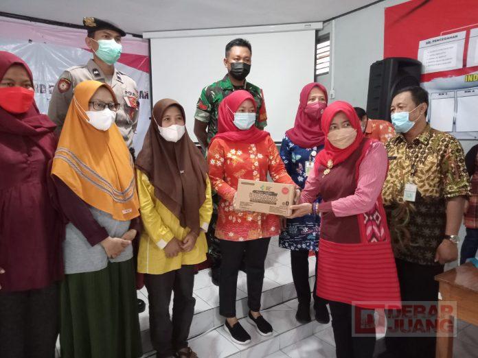 Ajak Masyarakat Cegah Stunting, Kadarwati Bantu Makanan Tambahan Bayi