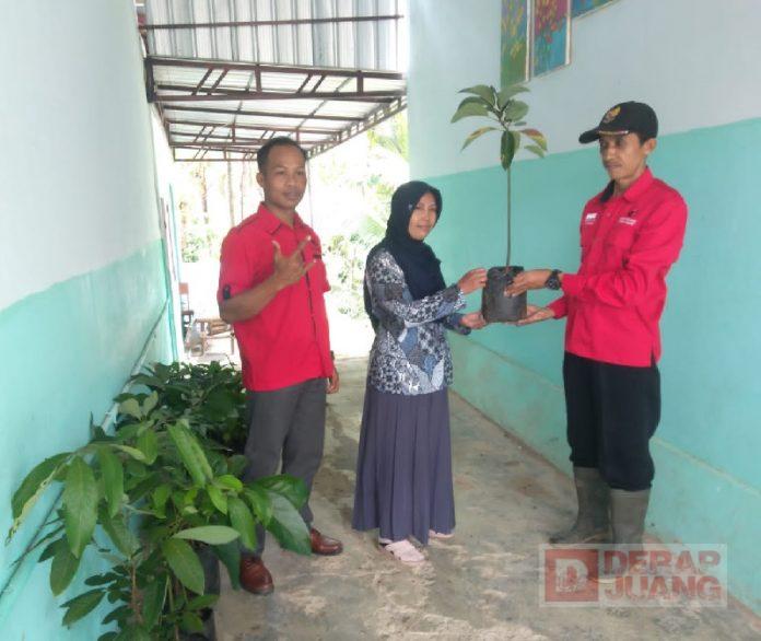 Amin Lukmantoro Bagi Ribuan Bibit Pohon Gratis (2)