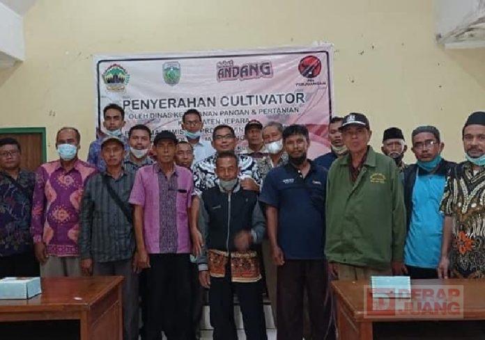 Andang Serahkan 21 Cultivator ke Petani Seluruh Jepara