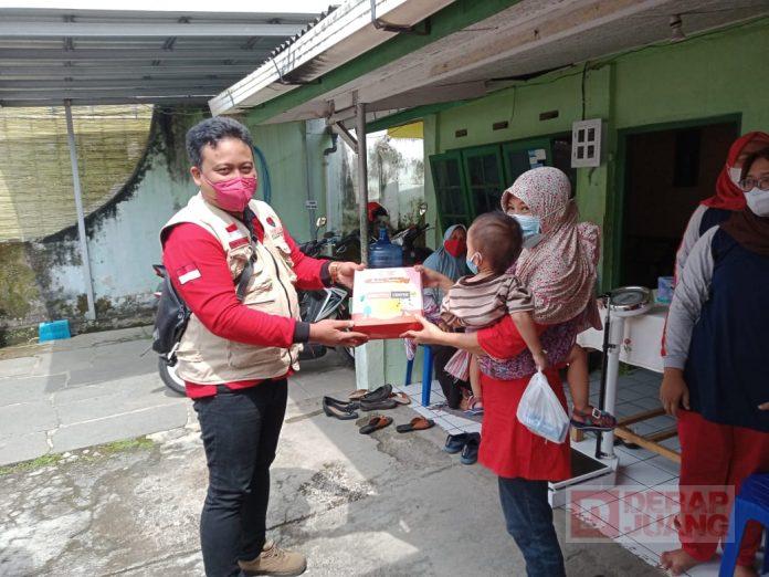 Baguna PDI Perjuangan Banyumas Berbagi Makanan Tambahan Balita