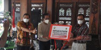 Bambang Kusriyanto Serahkan Bantuan Alsintan Kepada Petani di Kabupaten Semarang