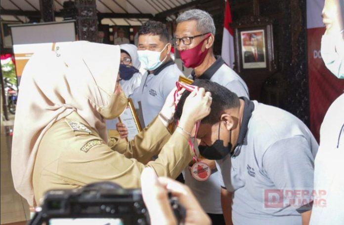 Beri Tiket Umroh Kepada Pendonor Darah, Bupati Tiwi Donor Darah Lebih Dari 100 Kali