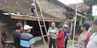 Bersama Warga, Slamet Gotong Royong Bantu Program Bedah Rumah