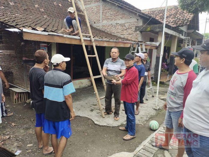 Bersama Warga, Slamet Gotong Royong Bantu Program Bedah Rumah