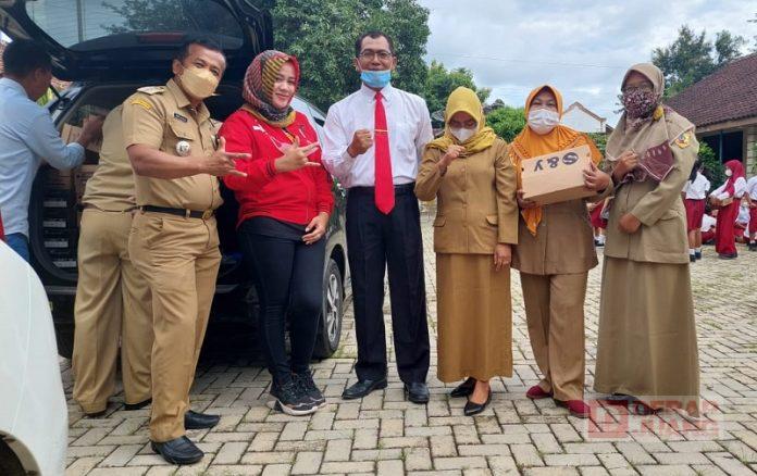 Catur Dan Dhanies Bagikan Sepatu Pada Siswa SD