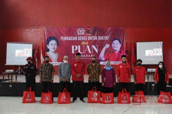 DPC PDI Perjuangan Banjarnegara Salurkan 2.600 Paket Beras Kepada Masyarakat