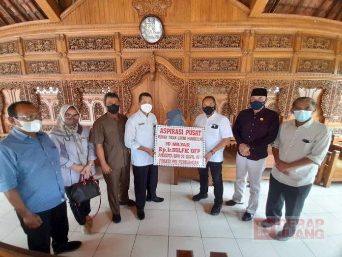 Dolfie OFP Berikan Aspirasi Rp. 10 Miliar untuk Pembangunan RTLH di Bumi Intanpari