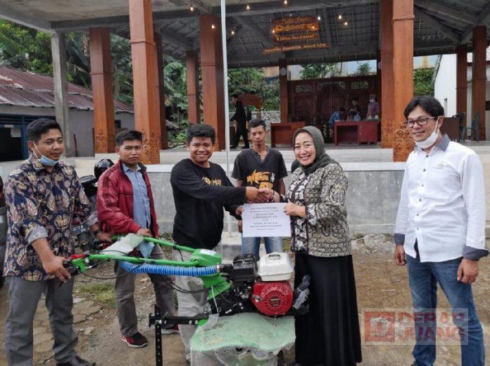 Dongkrak Pertanian Maju, Irna Setiawati Salurkan Alat Pertanian
