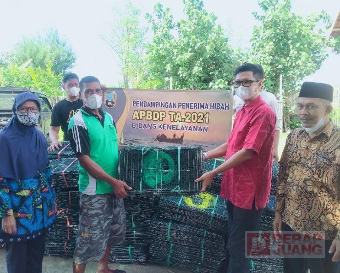 Donny Serahkan Bantuan 2.000 Jaring Bubu pada KUB Mina Makmur