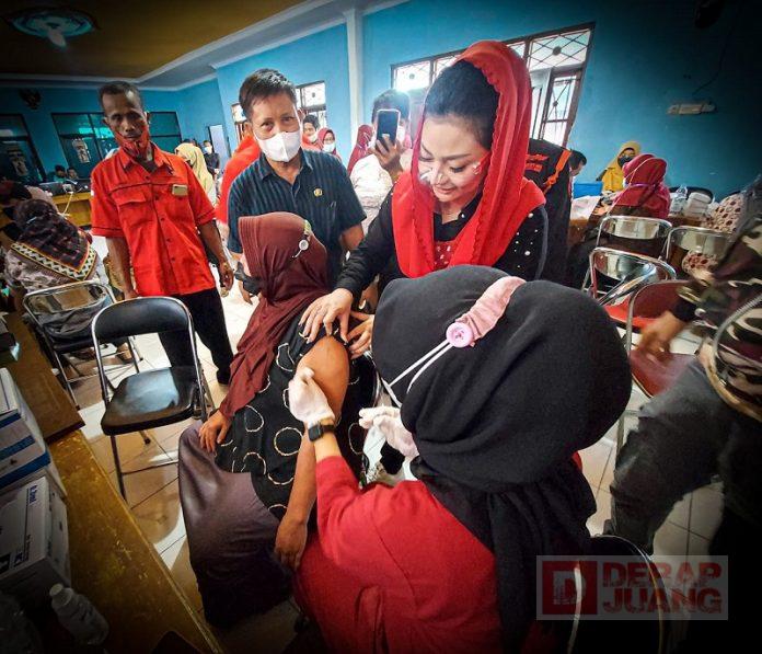 Door to Door Vaksinasi, Cara Jitu Paramitha Ajak Warga Bervaksin (3)