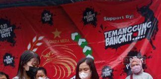 Dwi Sulistyowati Serahkan Sepeda Kepada Peserta Beruntung