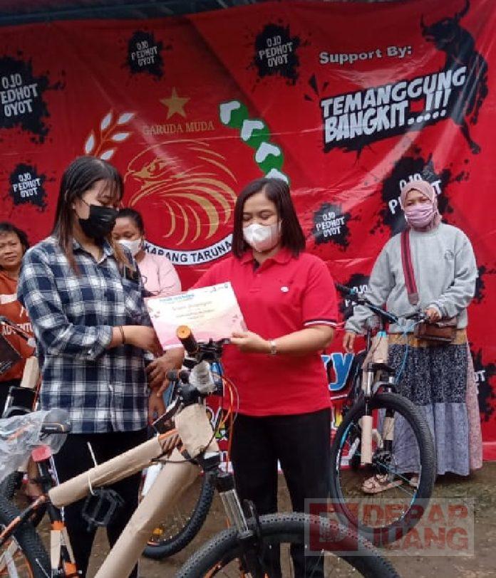 Dwi Sulistyowati Serahkan Sepeda Kepada Peserta Beruntung