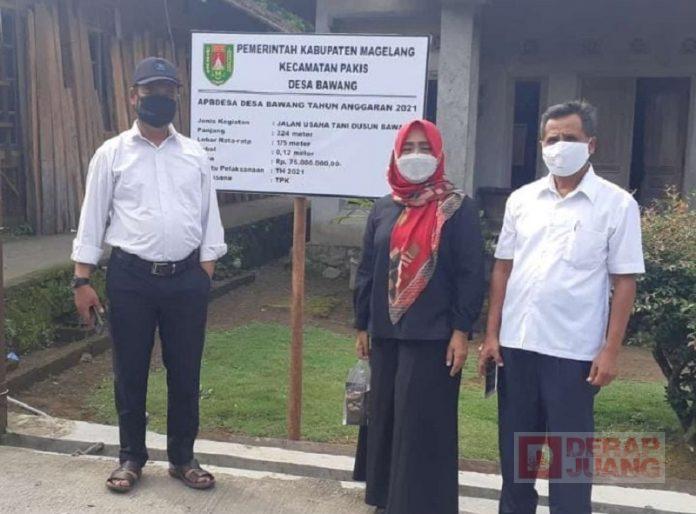 Endrianingsih Yunita Tinjau Jalan Usaha Tani Desa Bawang (2)