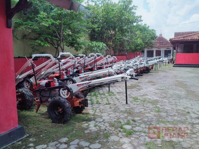 Geger, DPC PDI Perjuangan Rembang Bagikan 70 Hand Traktor