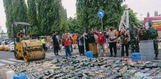 Gelar Pasukan Operasi Lilin Candi, Bupati Tiwi Musnahkan Ribuan Botol Miras