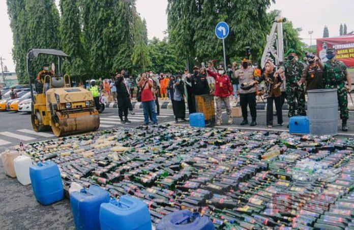 Gelar Pasukan Operasi Lilin Candi, Bupati Tiwi Musnahkan Ribuan Botol Miras