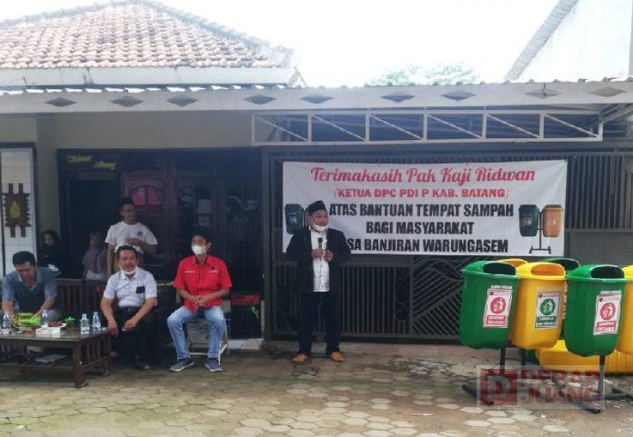 Gelorakan Cinta Kebersihan, Ridwan Salurkan Bak Sampah