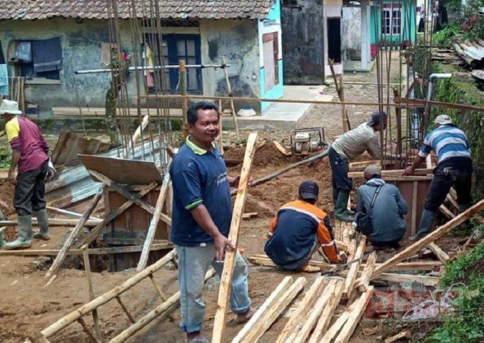 Gotong Royong Bersama Warga, Kader Banteng Blado Bangun Masjid Jamik Nurul Muttaqin