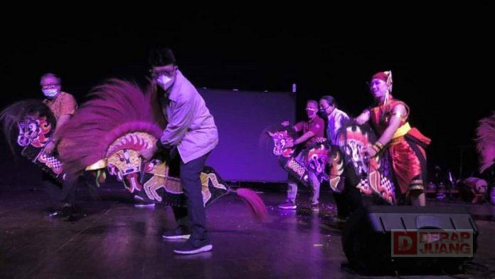 Hadiri Penganugerahan Festival Ebeg, Achmad Husein Seniman Harus Terus Berinovasi