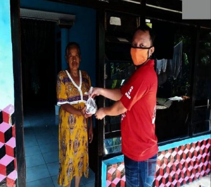 Hari Penuh Cinta dan Kasih, Agung Satria Beri Sembako Yatim Piatu dan Warga Tak Mampu (2)