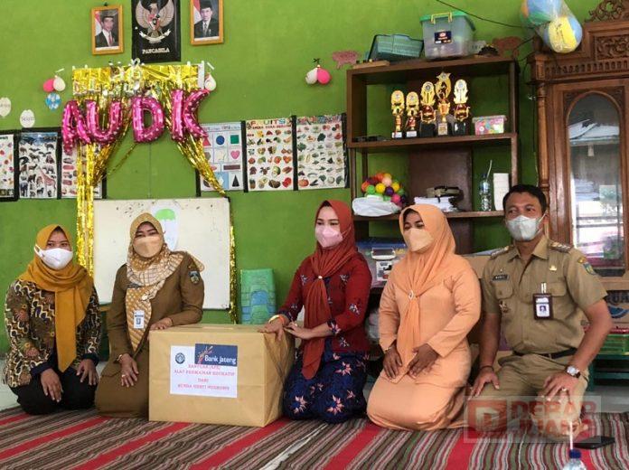 Hesti Nugroho Berikan Bantuan Alat Permainan Edukasi di PAUD
