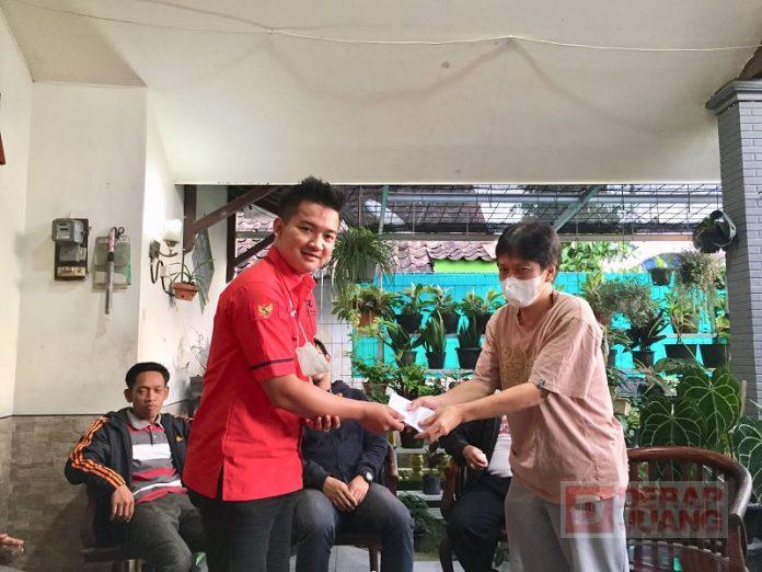 Inghwi Serahkan Bantuan Drainase Di Parakan Wetan