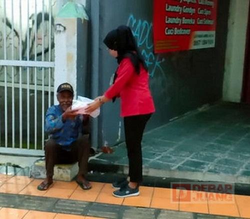 Jumat Berkah, Kader Komunitas Juang Klaten Bagikan Makanan Kepada Masyarakat