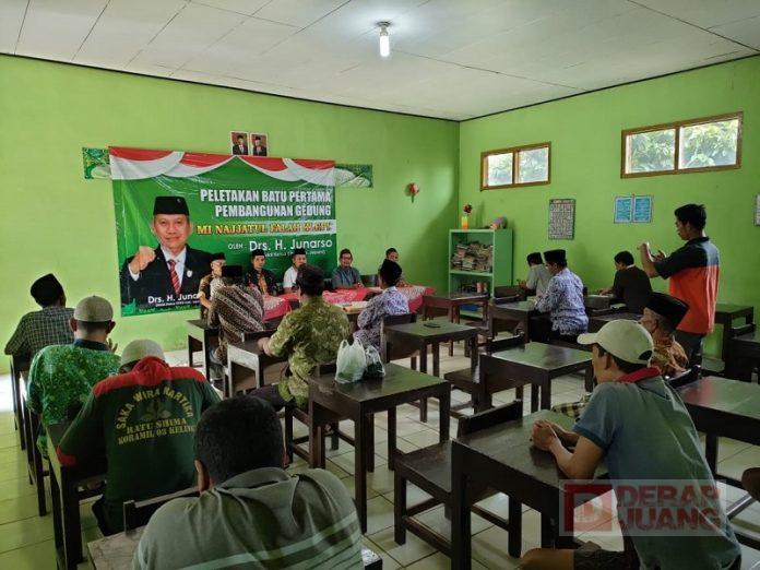 Junarso Tandai Peletakan Batu Pertama Pembangunan Gedung MI Najjatul Falah