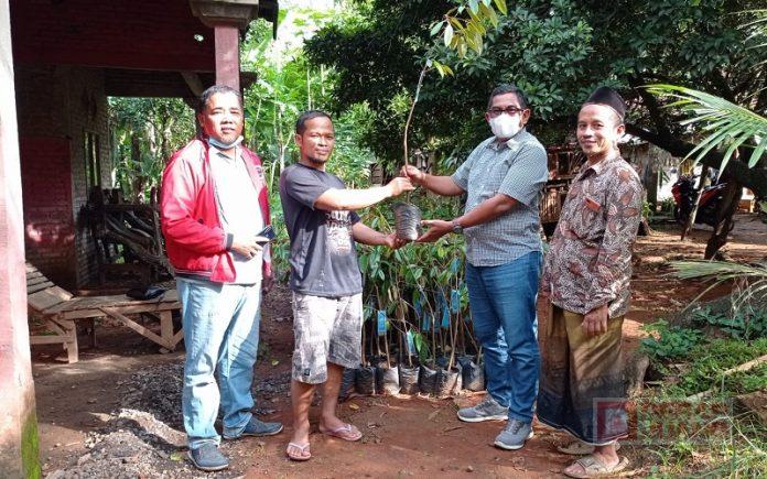 Keluhkan Subsidi Pupuk, Andang Berikan 9 Ton Pupuk pada Kelompok Tani