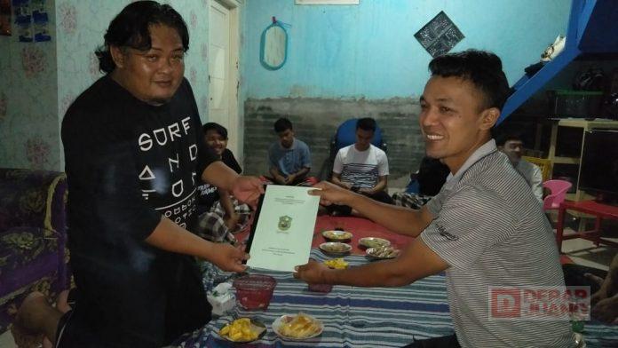 Kepedulian Wachyu Hidayat Terhadap Tim Sepak Bola di Desa Bojanegara