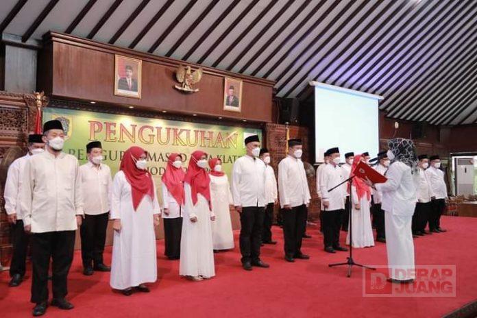 Kukuhkan Pengurus Masjid Raya Klaten, Sri Mulyani Semoga Solid Dalam Memakmurkan Masjid