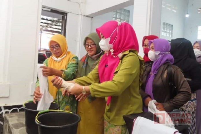 Kurangi Limbah Batik, Inggit Soraya Kenalkan Batik Eco-Print (2)