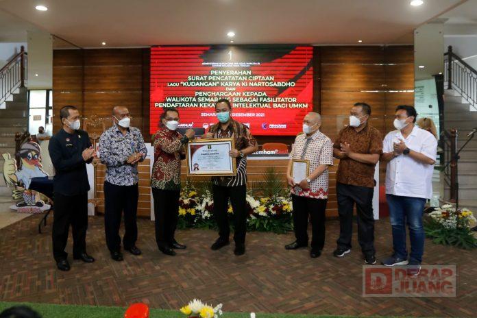 Mas Hendi Wakili Ahli Waris Terima Sertifikat HAKI Karya Ki Nartosabdho