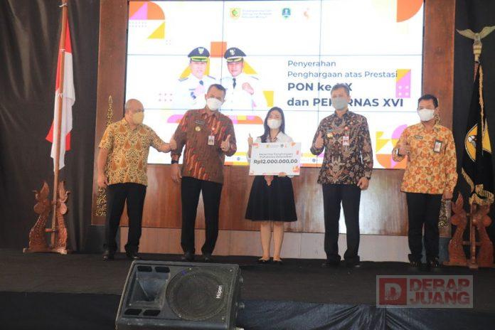 Mas Jekek Bagikan 615 Beasiswa Mahasiswa Prestasi di Wonogiri