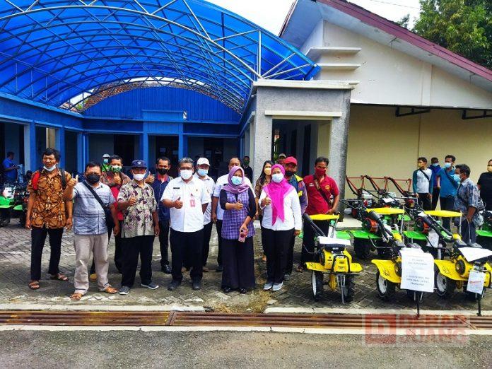 Melalui Dinas Pertanian, Sulistyorini Berikan 10 Lebih Traktor
