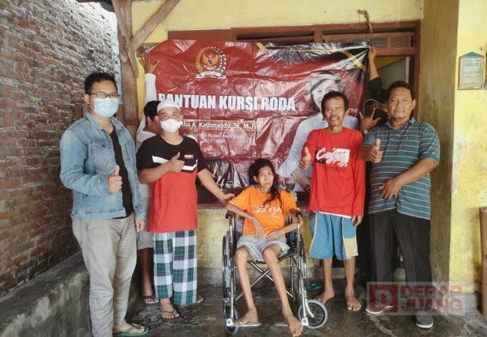 Melalui Komunitas Juang, Mbak Casytha Berikan Bantuan Kursi Roda di Desa Karanganom