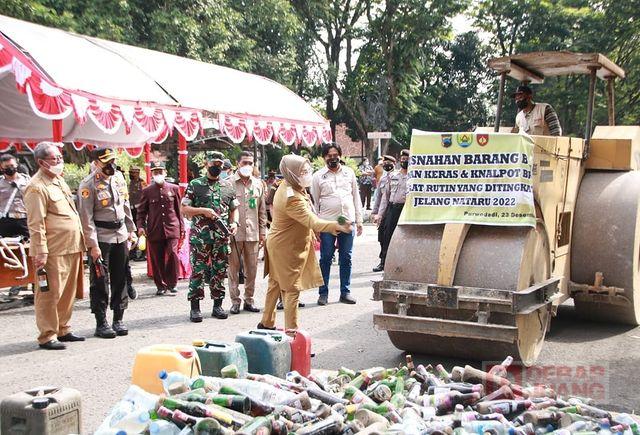 Musnahkan Ribuan Botol, Sri Sumarni Upaya Tertibkan Peredaran Miras