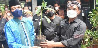 Pakdhe Manto Berikan 2.100 Bibit Tanaman Buah Kepada Kelompok Tani di Karanganyar