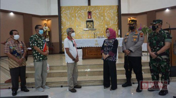Pantau Kesiapan Ibadah Natal, Bupati Tiwi Kunjungi Gereja