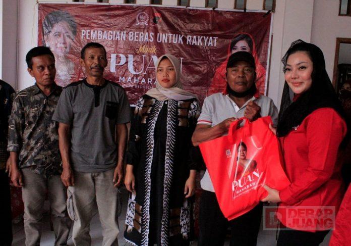 Paramitha Bagikan Beras dari Puan Maharani di Brebes (2)