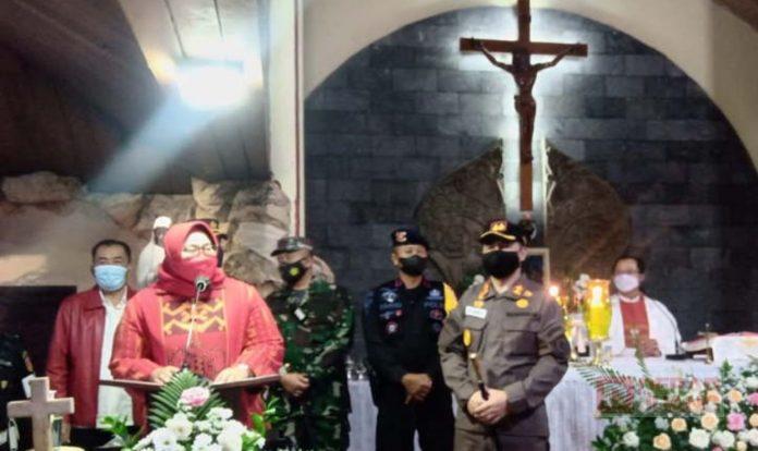 Pastikan Penerapan Prokes Pada Perayaan Natal, Bupati Yuni Tinjau Gereja
