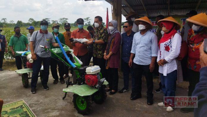 Peduli Petani, Hj. Kadarwati Berikan Bantuan Transplanter (2)