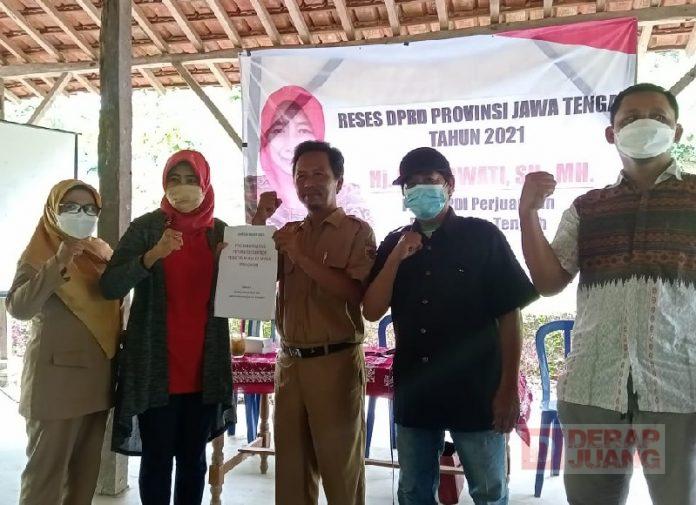 Rawat Bumi, Hj. Kadarwati Bantu 3.200 Bibit Jeruk Dan Pupuk