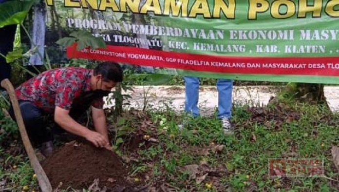 Rawat Lingkungan, Hartanto Tanam 400 Bibit Pohon Jati di Desa Tlogo Watu