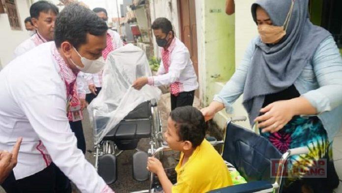 Salurkan Bantuan Kursi Roda, Walikota Pekalongan Bentuk Perhatian pada Warga