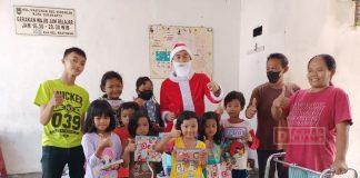 Sambut Natal, PAC PDI Perjuangan Serengan Berbagi Dengan Berkostum Santa Claus