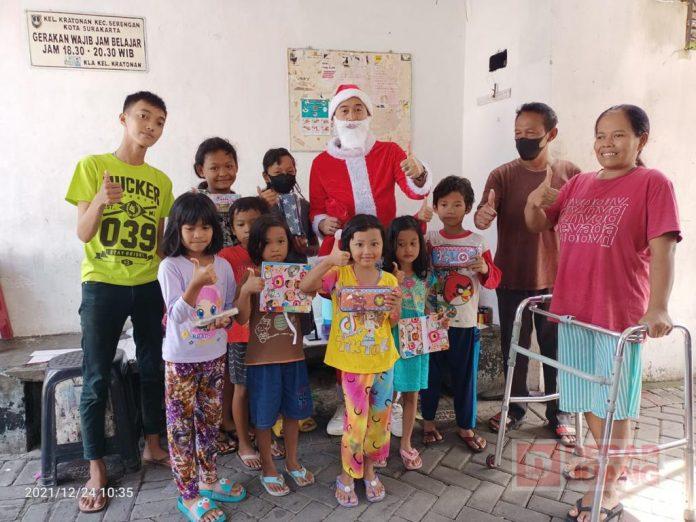 Sambut Natal, PAC PDI Perjuangan Serengan Berbagi Dengan Berkostum Santa Claus