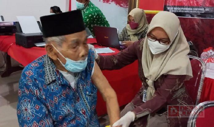 Semangat Mbah Nursin Bervaksin di Kantor PDI Perjuangan Pemalang