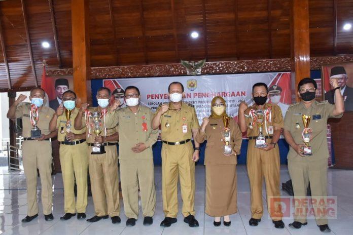 Serahkan Piagam Adiwiyata, Bambang Pujiyanto Semoga Menjadi Penyemangat Lainnya