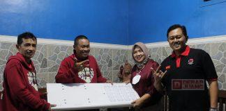 Sri Ruwiyati Berikan Bantuan PJUTS di Desa Sawal